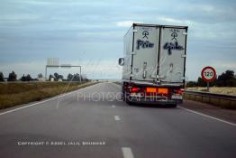 Image du Maroc Professionnelle de  Un transporteur circule aux environ de Berchid sur l'autoroute Marrakech - Casablanca, Dimanche 2 Mai 2004. (Photo / Abdeljalil Bounhar)

 